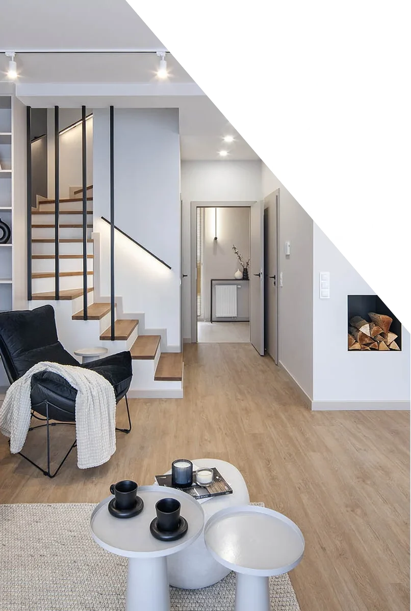 Nowoczesny salon z drewnianą podłogą po układaniu paneli i białymi ścianami