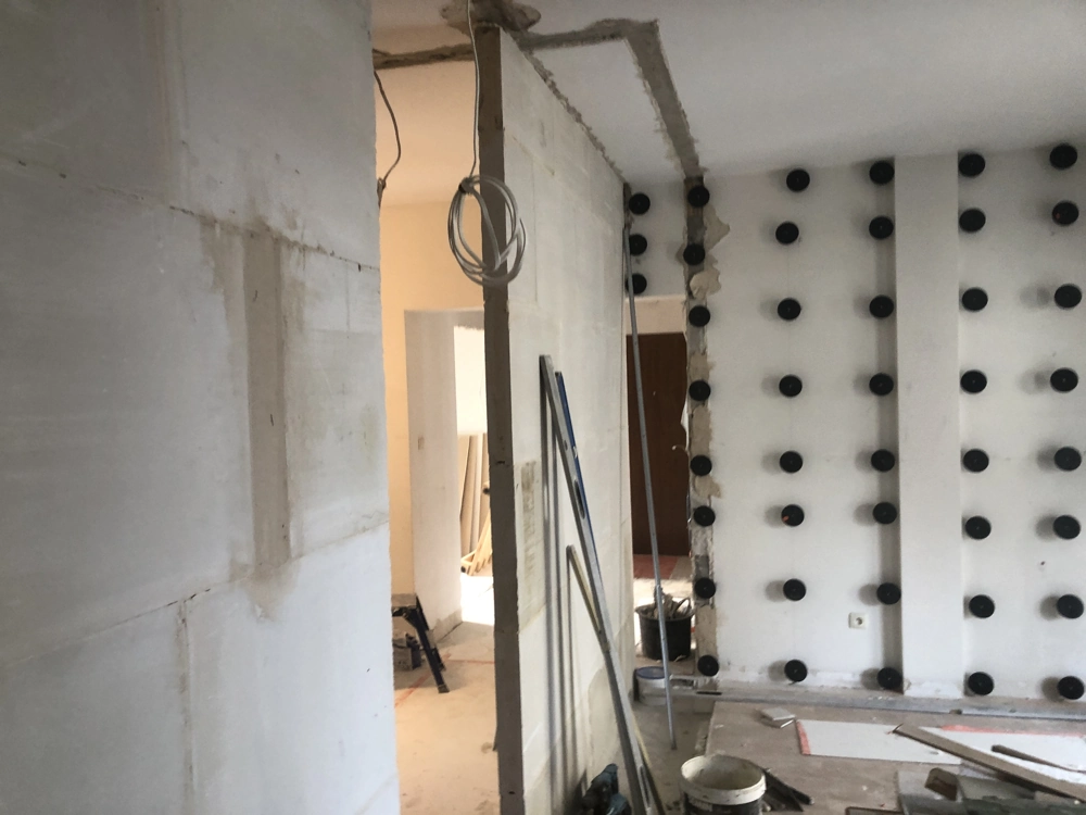 Montaż ściany działowej z bloczków i przygotowanie otworów na instalacje