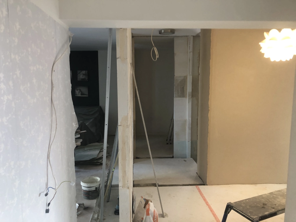 Pomieszczenie w trakcie montażu ścian działowych z płyt GK i instalacji elektrycznej