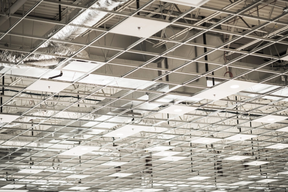 Sufity podwieszane – montaż metalowej kratownicy sufitowej z instalacjami HVAC i oświetleniem