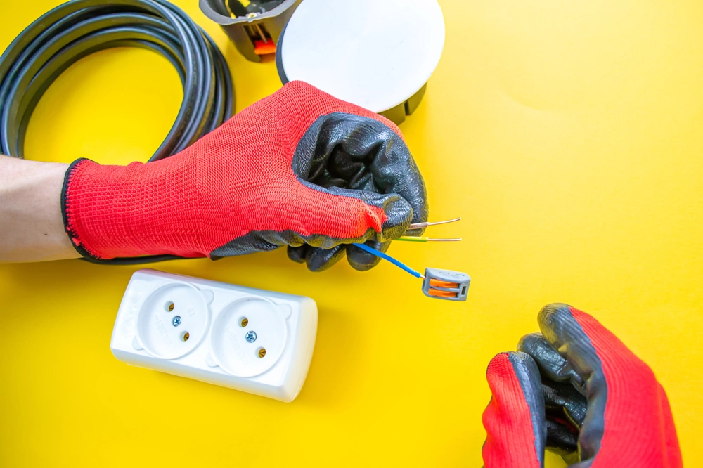 Instalacje elektryczne – łączenie przewodów z użyciem złączki i montaż gniazdka w rękawicach
