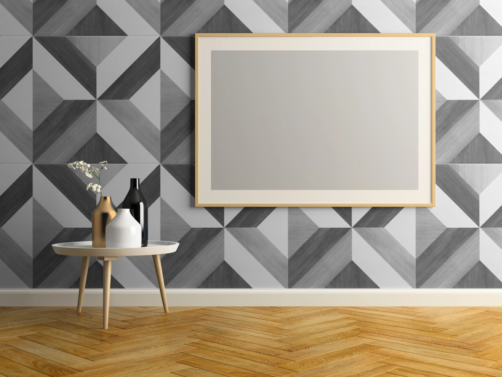 Tapetowanie geometrycznej ściany w eleganckim salonie z drewnianą podłogą i dekoracyjnymi wazami