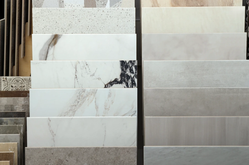 Próbki płytek ceramicznych w różnych wzorach i odcieniach, układanie płytek