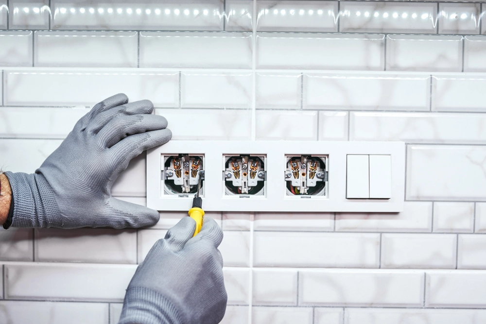 Montaż trójgniazdka elektrycznego na kafelkowanej ścianie – instalacje elektryczne
